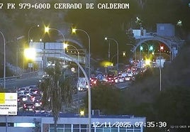 Bild der Fahrzeugkarawane im Cerrado de Calderón-Tunnel.