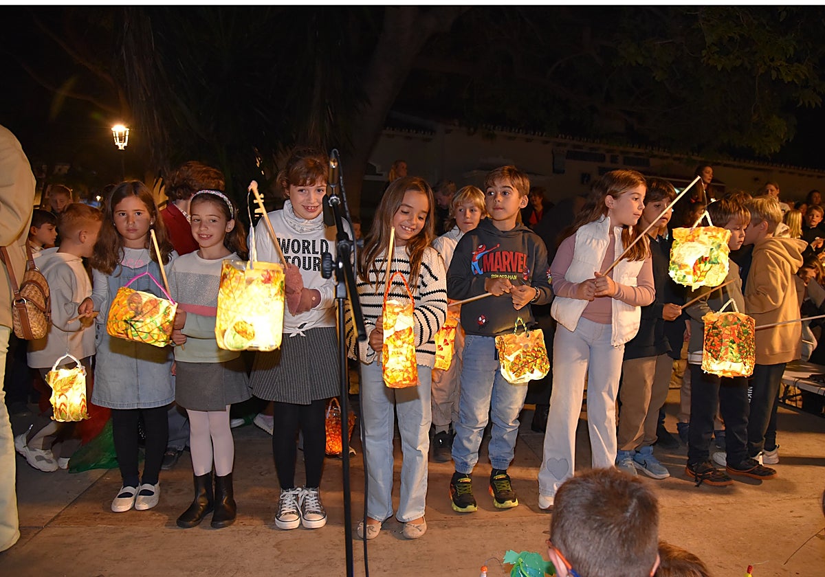Schüler der Deutschen Schule Málaga beim Laternenumzug am Martinstag in Marbella.