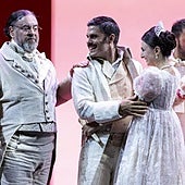 Carlos Álvarez mit einigen Teilnehmern bei der Generalprobe von 'El gitano por amor'.