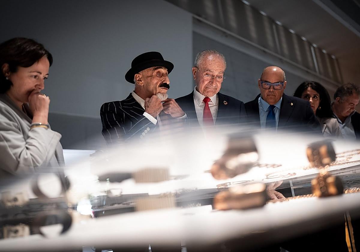 Santos (2.v.l) mit Vertretern der Stadt während der Präsentation.