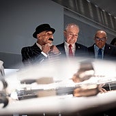 Santos (2.v.l) mit Vertretern der Stadt während der Präsentation.