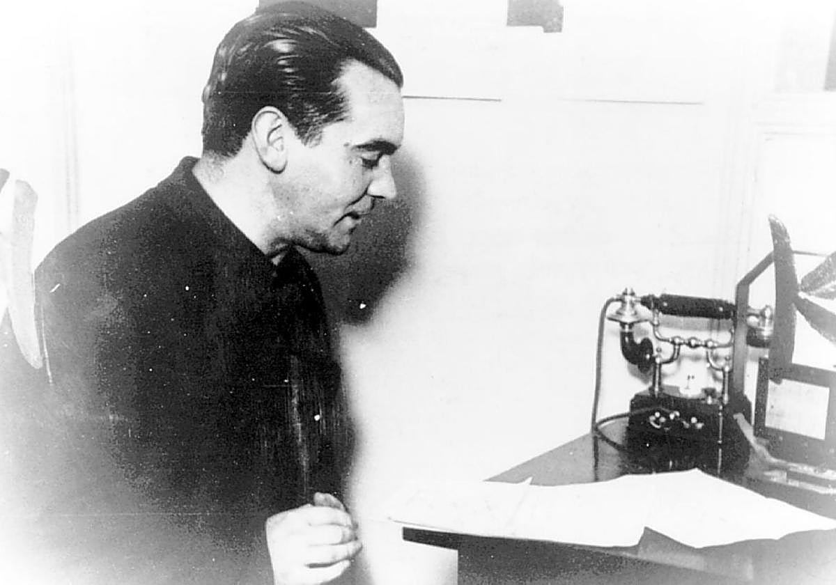 Federico García Lorca liest einen Text.