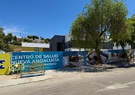 Das Centro de Salud wird durch ein Gebäude erweitert. Plakat der Initiative.