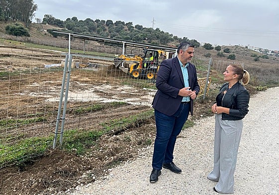 Die sozialdemokratischen Stadträte Josele González und Laura Moreno an der Ausgrabungsstätte, die bereits abgedeckt wurde.