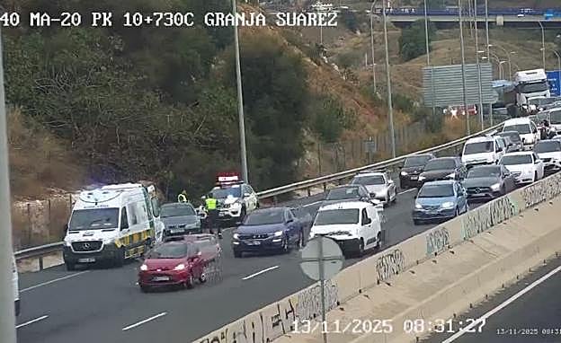 Der Unfall auf der MA-20 wurde am Donnerstag etwa 200 Meter vor dem Tunnel von Carlos Haya aufgenommen.