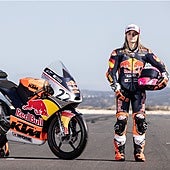 Alejandra Fernández mit ihrem Motorrad.