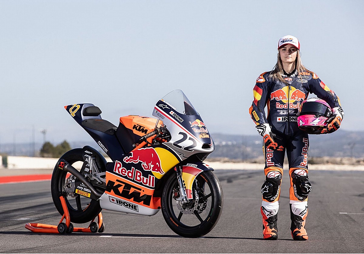 Alejandra Fernández mit ihrem Motorrad.