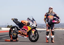 Alejandra Fernández mit ihrem Motorrad.