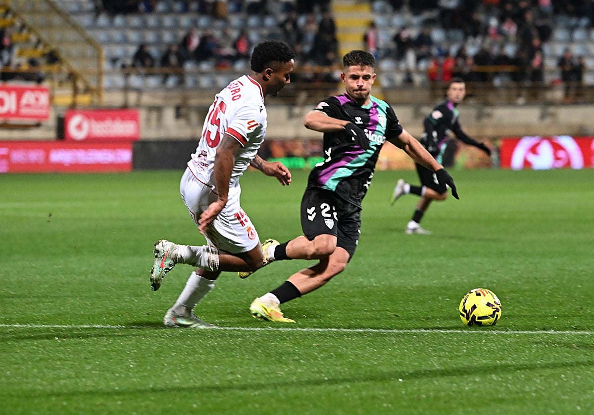 Dani Lorenzo im Ballbesitz während eines Spiels in León.