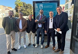 Der Stadtrat für Verkehr, Félix Romero, der die Initiative zusammen mit dem verantwortlichen Unternehmen, bei der Vorstellung der Maßnahme.