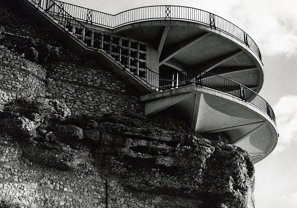 Eines der Bilder des Balcón de Europa, die in der Ausstellung zu sehen sind.