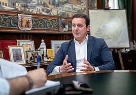 Javier Aureliano García, am Sitzungstisch im Präsidialamt der Provinzregierung von Almería.