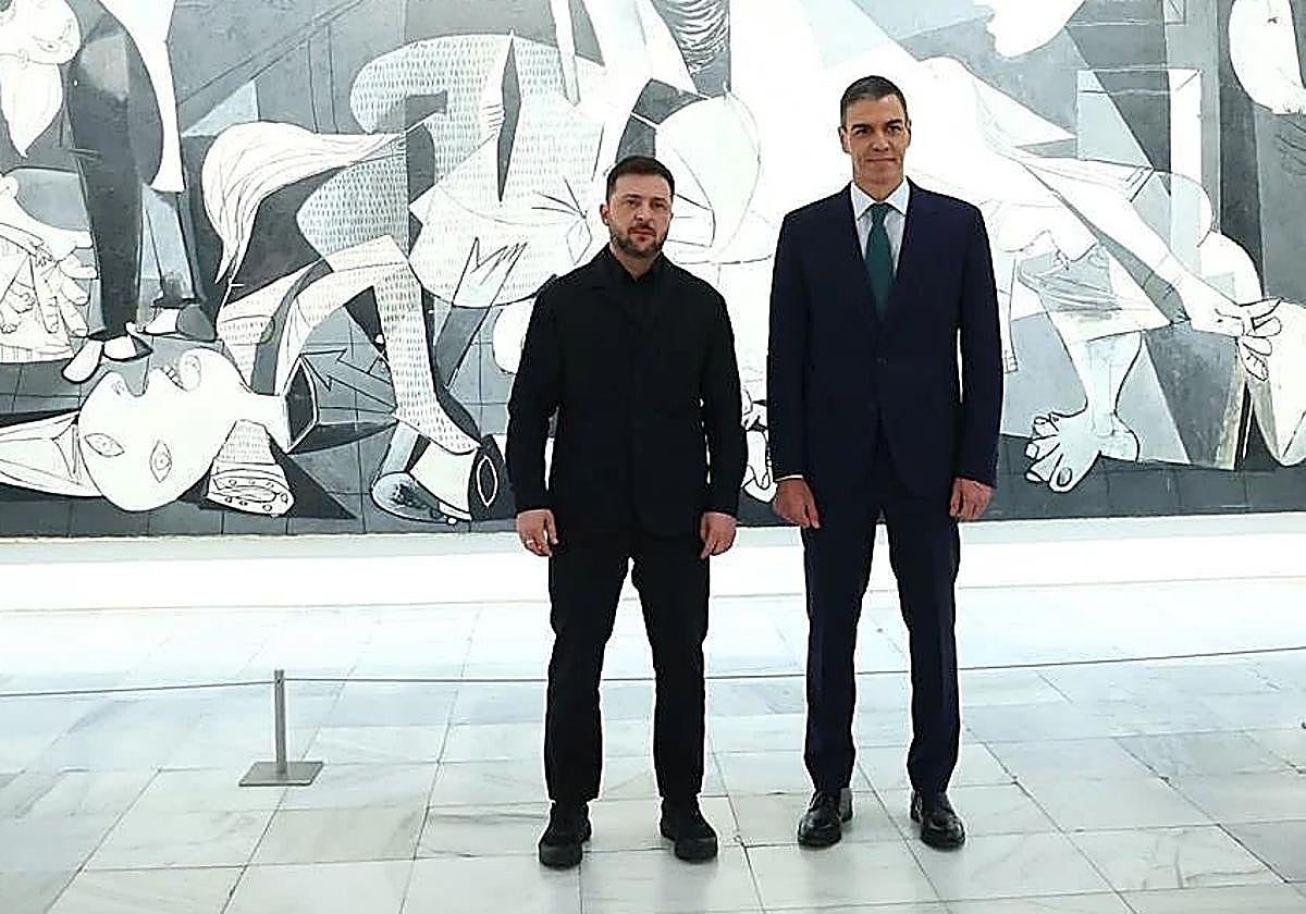 Pedro Sánchez und Wolodymyr Selenskyj vor dem Gemälde «Guernica» von Picasso im de Picasso Museo Reina Sofía.