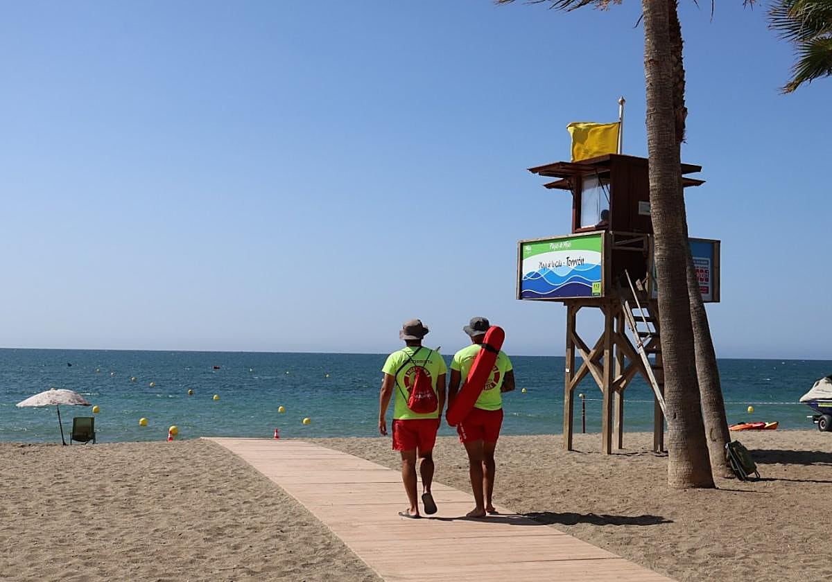 Rettungsschwimmer am Turm an der Playa de El Torreón in La Cala.
