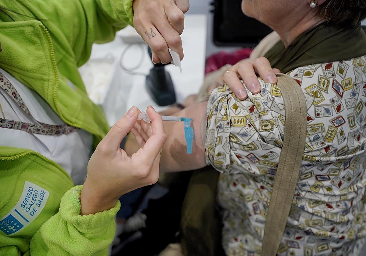 Frau erhält eine Impfdosis.