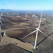 Ein großer Windpark in voller Produktion.