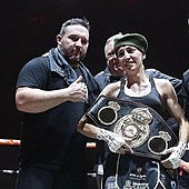 Isa Rivero mit ihrem Weltmeisterschaftsgürtel.