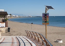 Eine der UV-Strahlungsampeln, die an den Stränden von Benalmádena installiert wurden.