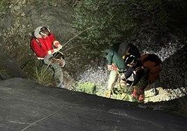 Drei belgische Wanderer von der Feuerwehr mit Seilen aus einer Schlucht in Marbella gerettet