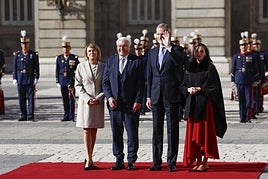 Steinmeier und seine Frau Elke Büdenbender wurden im Königlichen Schloss in Madrid von König Felipe VI. und Königin Letizia mit militärischen Ehren begrüßt
