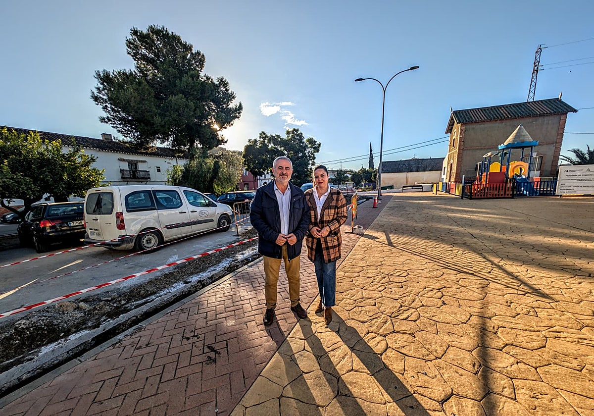 Der Stadtrat für Infrastrukturen, Jesús María Claros, und die Ortsbürgermeisterin von Trapiche, Lourdes Piña, waren am Mittwoch vor Ort.