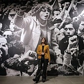 Marisa Flórez vor einer der Fotografien, die im MEET zu sehen sind.