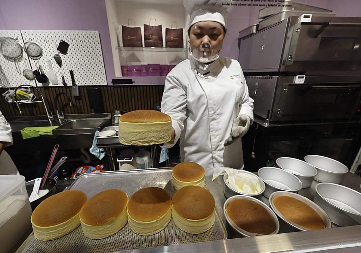 Yeouxiang Wang holt eine Charge aus dem Ofen.