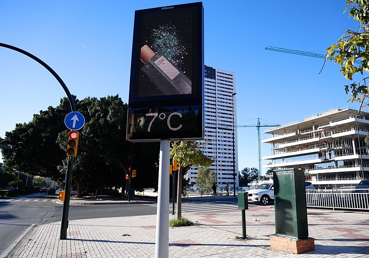 Ein Straßenthermometer zeigt heute in der Stadt Malaga nur sieben Grad an.