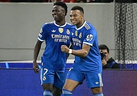 Mbappe und Vinicius feiern das dritte Tor des Franzosen..