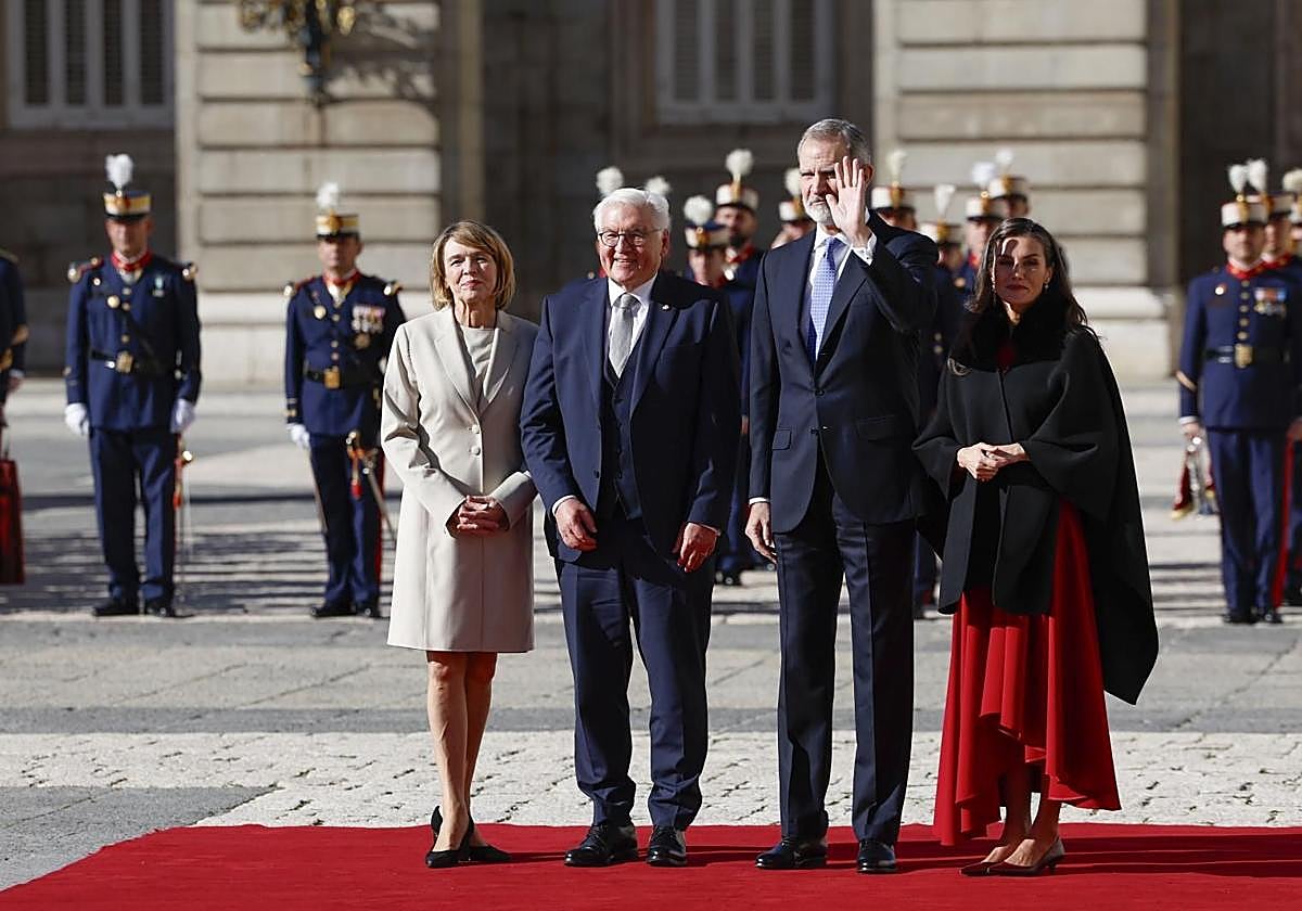 Steinmeier und seine Frau Elke Büdenbender wurden im Königlichen Schloss in Madrid von König Felipe VI. und Königin Letizia mit militärischen Ehren begrüßt.