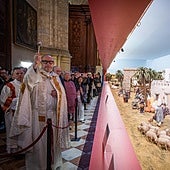 José Antonio Satué segnete die im Chorgestühl der Kathedrale aufgestellte Weihnachtskrippe.