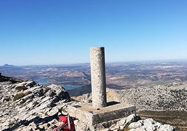Vom Gipfel aus hat man eine guten Aussicht auf den drei Stauseen deds Seengebiet von Ardales.