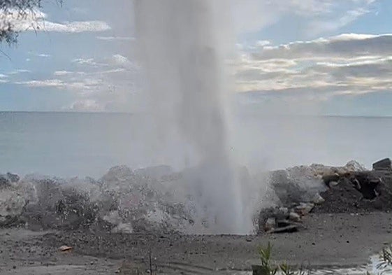 Der riesige Geysir, der die Störung verursacht hat.