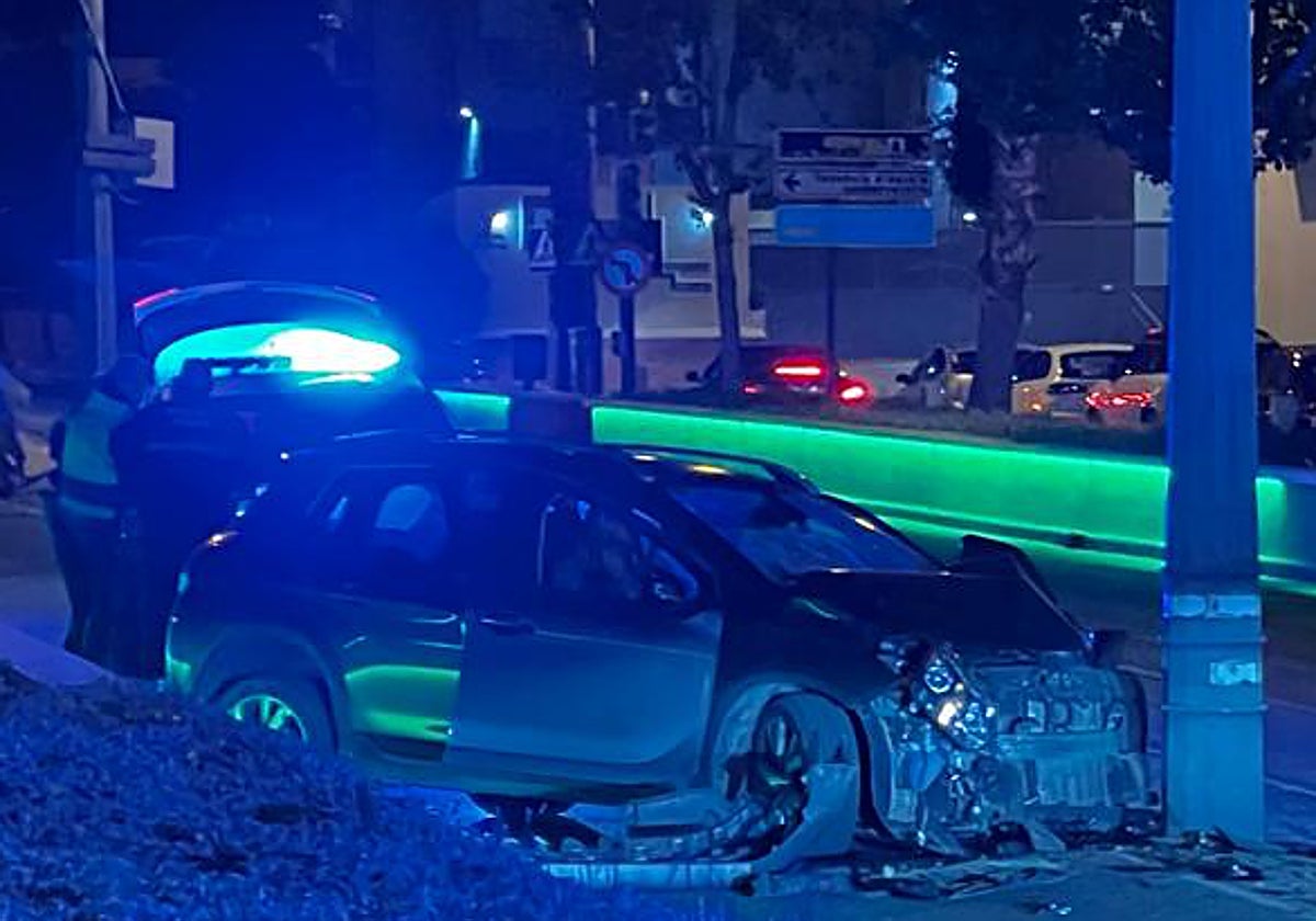 Autofahrer fährt betrunken in Torre del Mar gegen einen Straßenbahnmast