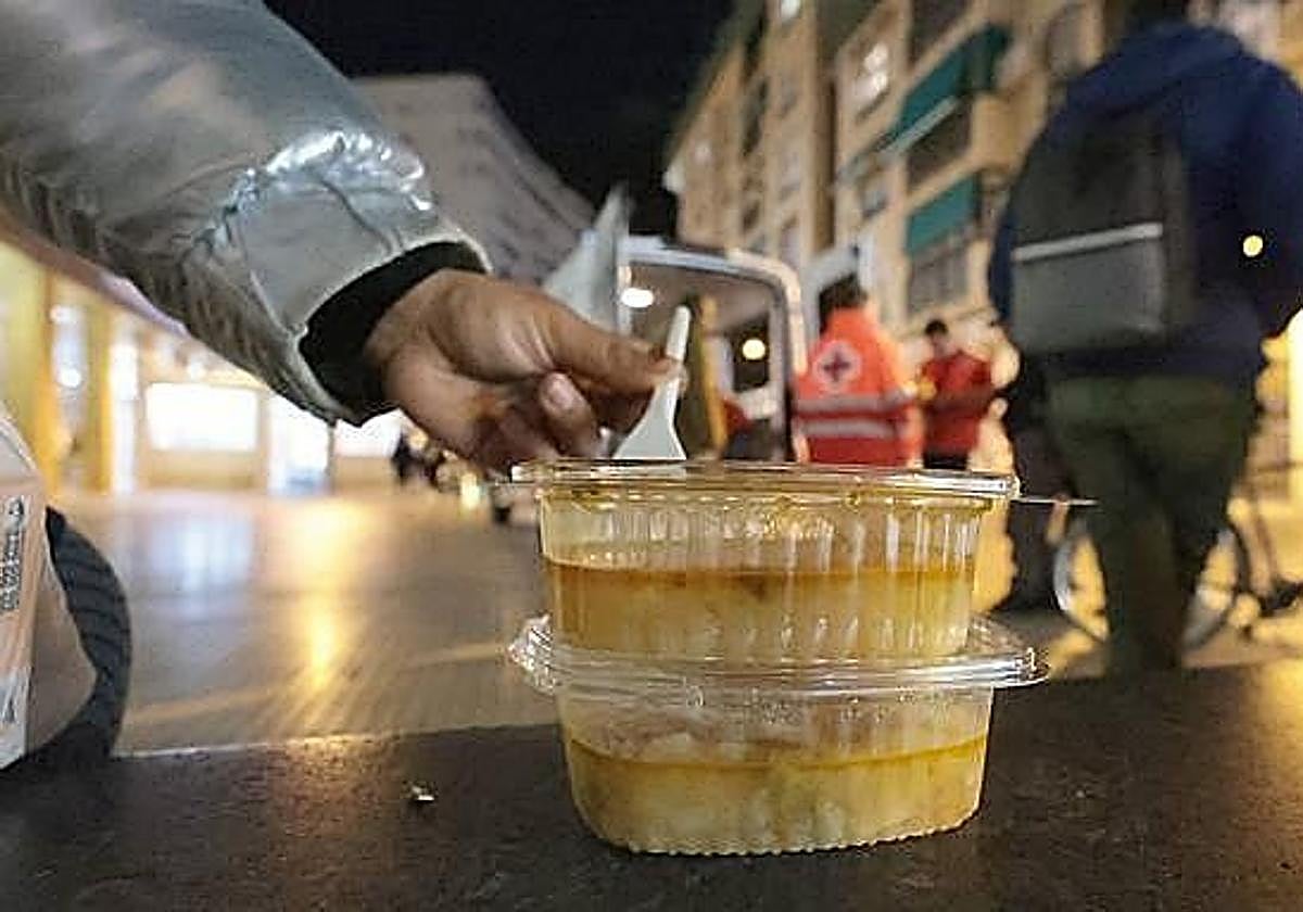 Verteilung von Lebensmitteln an Obdachlose durch das Rote Kreuz.