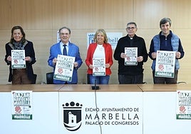 Die Bürgermeisterin von Marbella, Ángeles Muñoz, zusammen mit dem Pfarrer der Kirche La Encarnación, José Sánchez, und den Organisatoren der Veranstaltung.