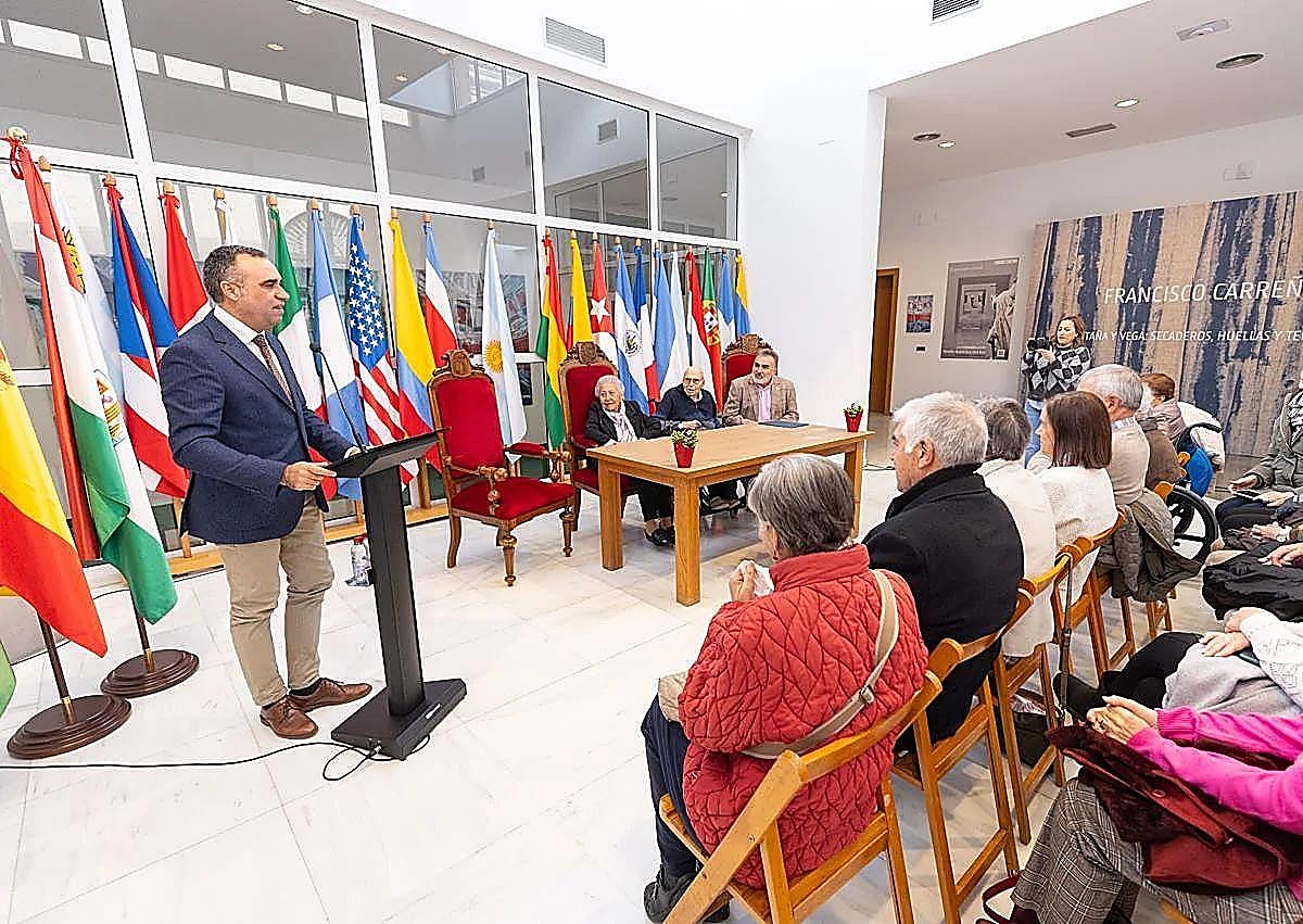 Imagen secundaria 1 - Oben: Das Ehepaar mit seinen Kindern Gerardo und María del Mar, Francis Rodríguez und Juan Cobo auf der Plaza de España in Santa Fe. Der Präsident der Provinzregierung während der Feier. Eine liebevolle Geste der Geehrten.