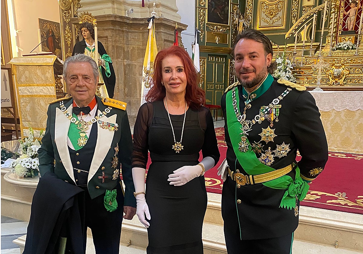 Der Herzog von Sevilla Francisco de Borbón y Escasany (links), Barblin Beier (Mitte) und Francisco de Borbón und Graf von Hardenberg (rechts) bei ihrer Aufnahmezeremonie in Marbella im letzten Jahr.