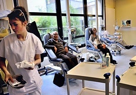 Patienten bei der Chemotherapie in einem französischen Krankenhaus (2023).