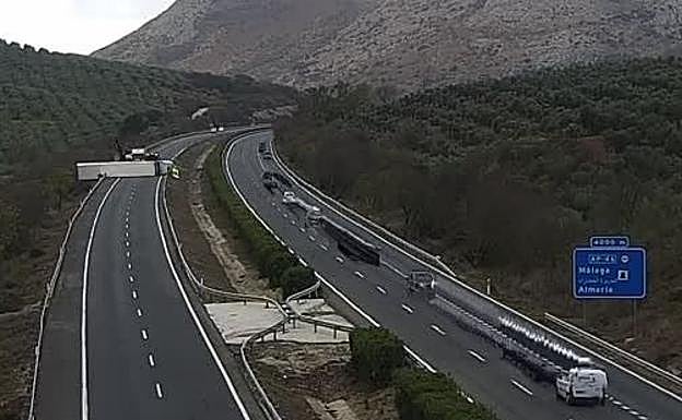 Bild des umgestürzten Lastwagens.