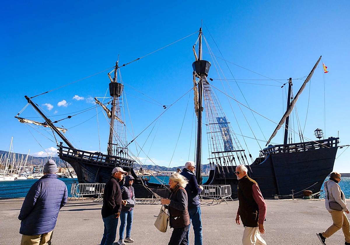 Die Nao Victoria liegt im Hafen von Motril vor Anker.