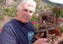 Robert Laurent mit einer seiner Krippenstall-Kreationen.