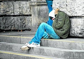 Ein Obdachloser sucht Schutz vor der Kälte auf der Straße.