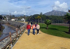 Die Bürgermeisterin Ángeles Muñoz auf dem neuen Flussweg, der Nueva Andalucía und Puerto Banús verbindet.