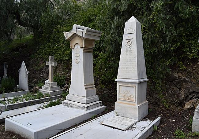 Gräber des Kommandanten Kretschmann und des Ingenieurs Prüfer auf dem Englischen Friedhof.