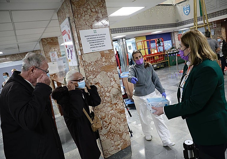 Personal und Patienten der Entbindungsklinik tragen Masken.