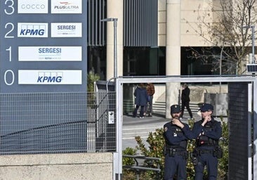 Polizei bei der Durchsuchung der Firma Plus Ultra