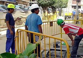 Ausländische Arbeitskräfte auf einer Baustelle.