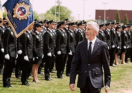 Fernando Grande-Marlaska begutachtet eine Schulungseinheit der Nationalpolizei.