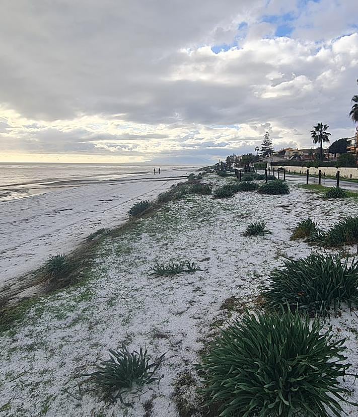 Imagen secundaria 2 - Drei Bilder vom Hagelsturm in Rincón de la Victoria.